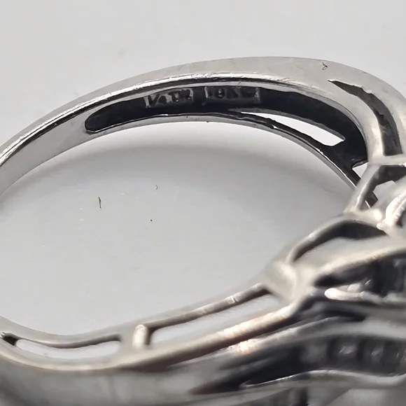 10k White Gold Crystal Twisted Band Ring